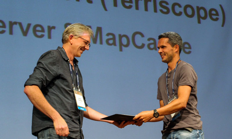 赞助商GeoCat的 Jeroen Ticheler在给FOSS4G开发奖的获得者Thomas Bonfort颁奖