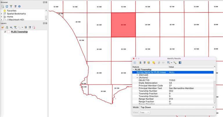 QGIS 中红色突出显示的图块的屏幕截图，其中弹出显示 GIS 数据该部分的属性信息