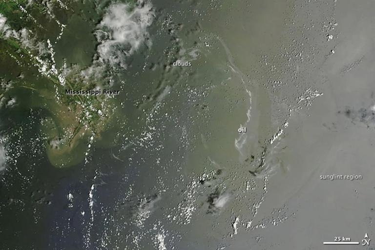 墨西哥湾上空显示水面浮油的卫星图像