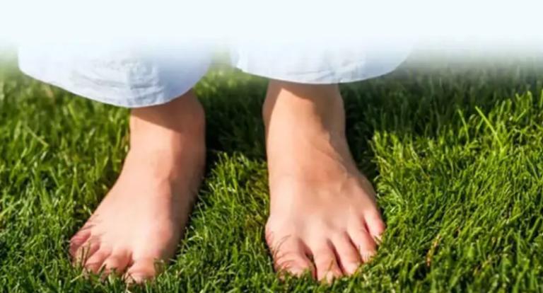 赤脚走在草地上有益健康