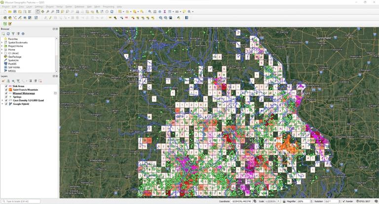 GIS软件程序显示了密苏里州地理空间数据叠加的航空图像
