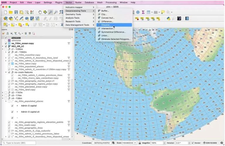可以从地理处理工具菜单栏访问 QGIS 中的融合工具